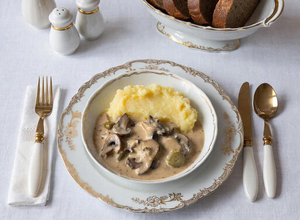 Классический бефстроганов в сметанном соусе. Прекрасное блюдо - красивая подача!    
«Создано с использованием искусственного интеллекта».