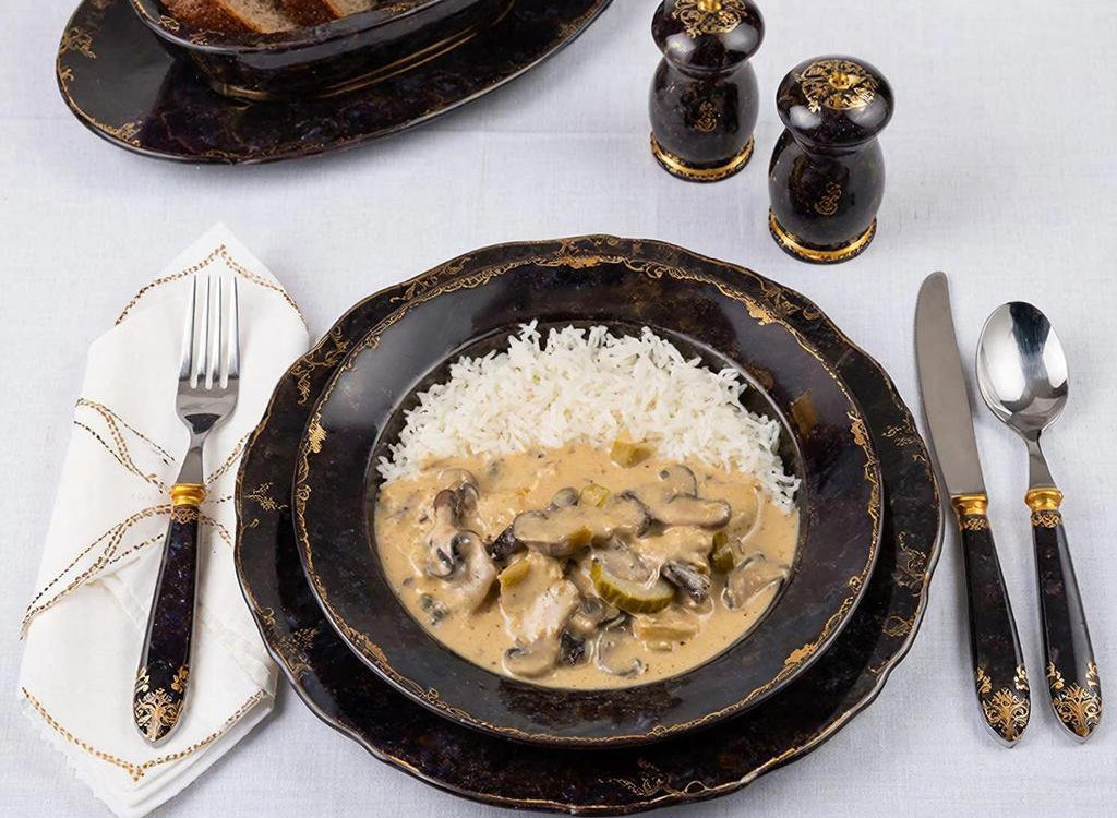 Многие виды гарниров сочетаются с этим блюдом, мне очень нравится рассыпчатый рис. «Создано с использованием искусственного интеллекта».