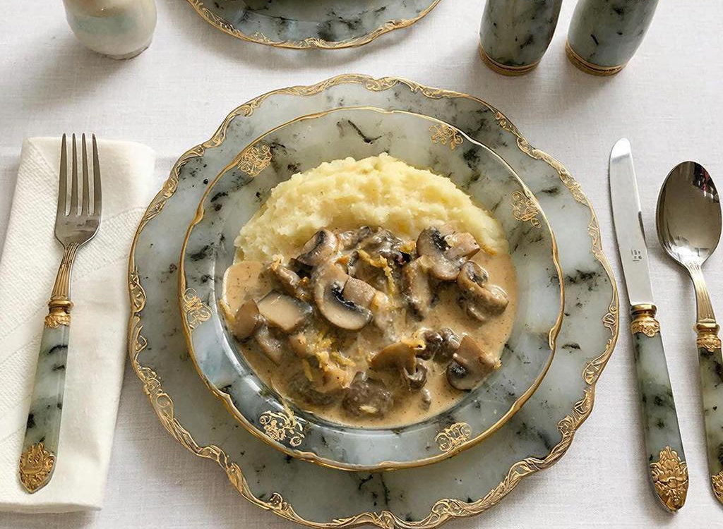 Бефстроганов поданы - приятного аппетита!                                                                            
«Создано с использованием искусственного интеллекта».