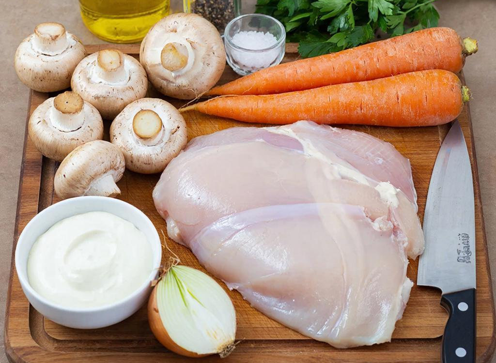 Ингредиенты для приготовления бефстроганов.                                                                       «Создано с использованием искусственного интеллекта».