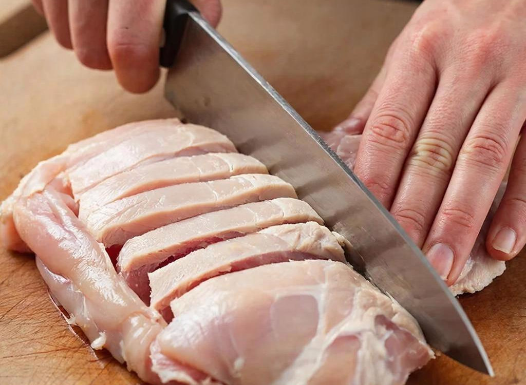 Аккуратно  нарезаем полосками куриное филе поперек волокон.                                           «Создано с использованием искусственного интеллекта».