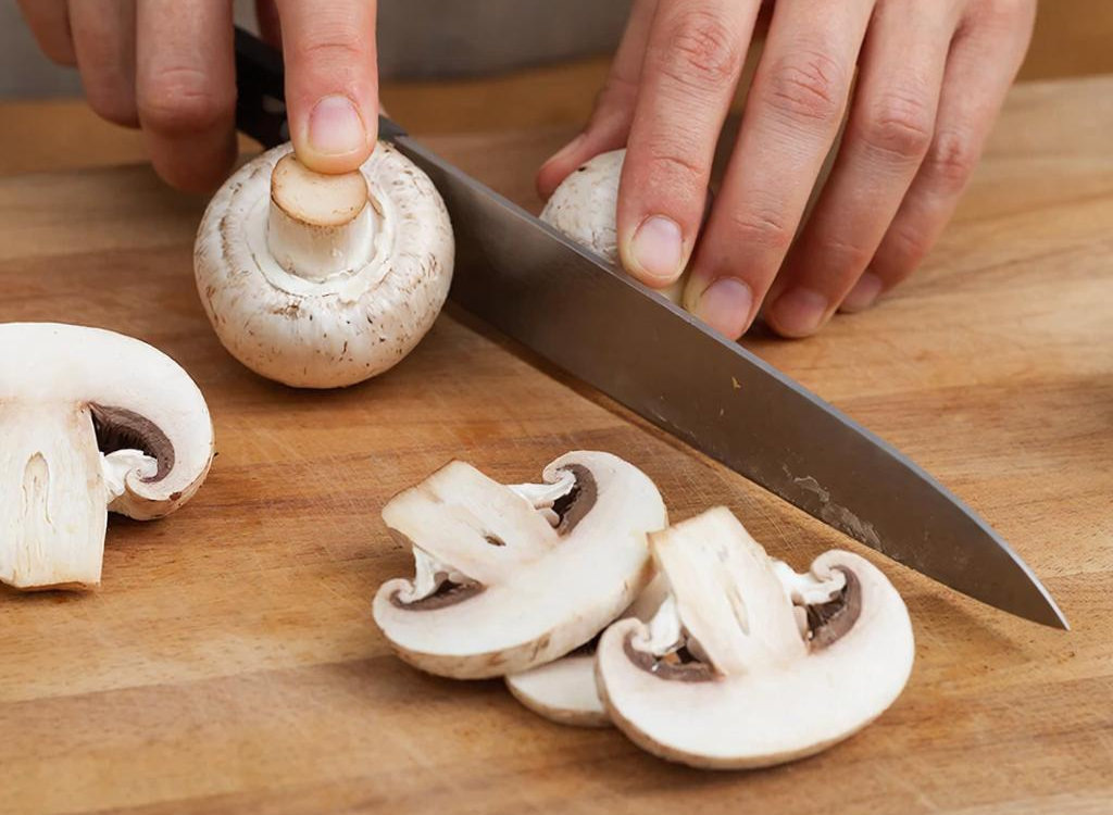 Поджаренные шампиньоны украсят блюдо.                                                                             «Создано с использованием искусственного интеллекта».