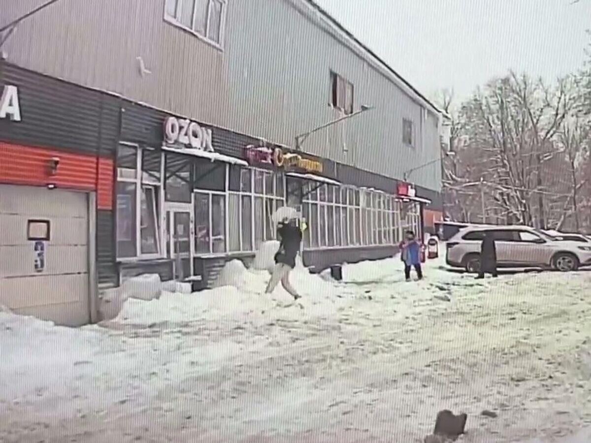    В подмосковной Ивантеевке девушка пострадала при падении сосульки | © Стоп-кадр видео с камеры видеонаблюдения