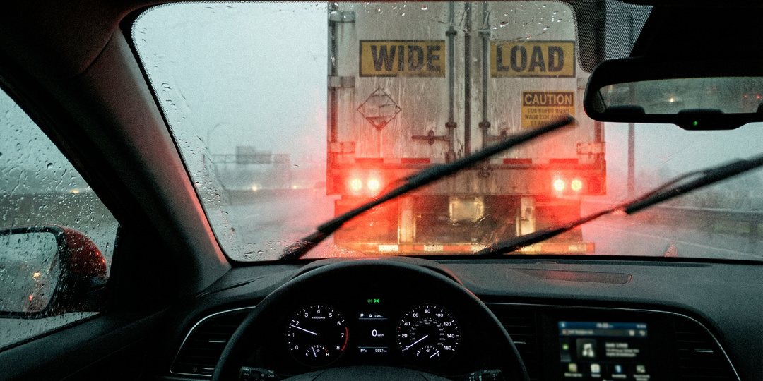 «Стена» на трассе: почему дальнобойщики едут бампер в бампер и не дают себя обогнать? (Честный разбор)