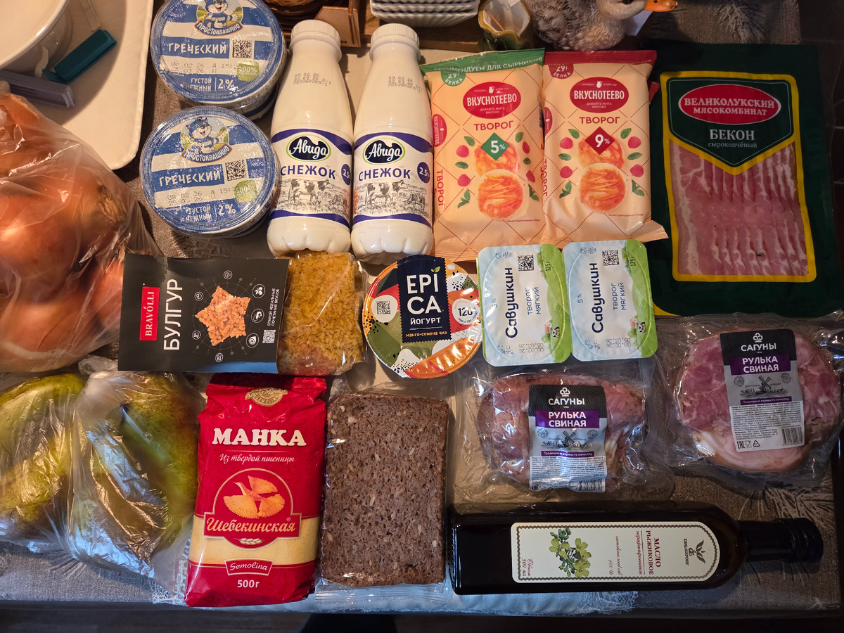 Магнит. Йогурт, творог, хлеб, груши, лук, бекон, манка из твердых сортов, булгур по акции за 1 рубль. Купила попробовать напиток Снежок, состав хороший, но есть сахар. Вкусный, папе понравился. Ещё масло нерафинированное рыжиковое (оно из растения рыжик, которрое является масличной культурой). Две недели не могла купить варено-копченую рульку, быстро раскупают. В этот раз привезли свежую, заказала сразу две штуки, одну заморозила. Папе нравится на завтрак 
