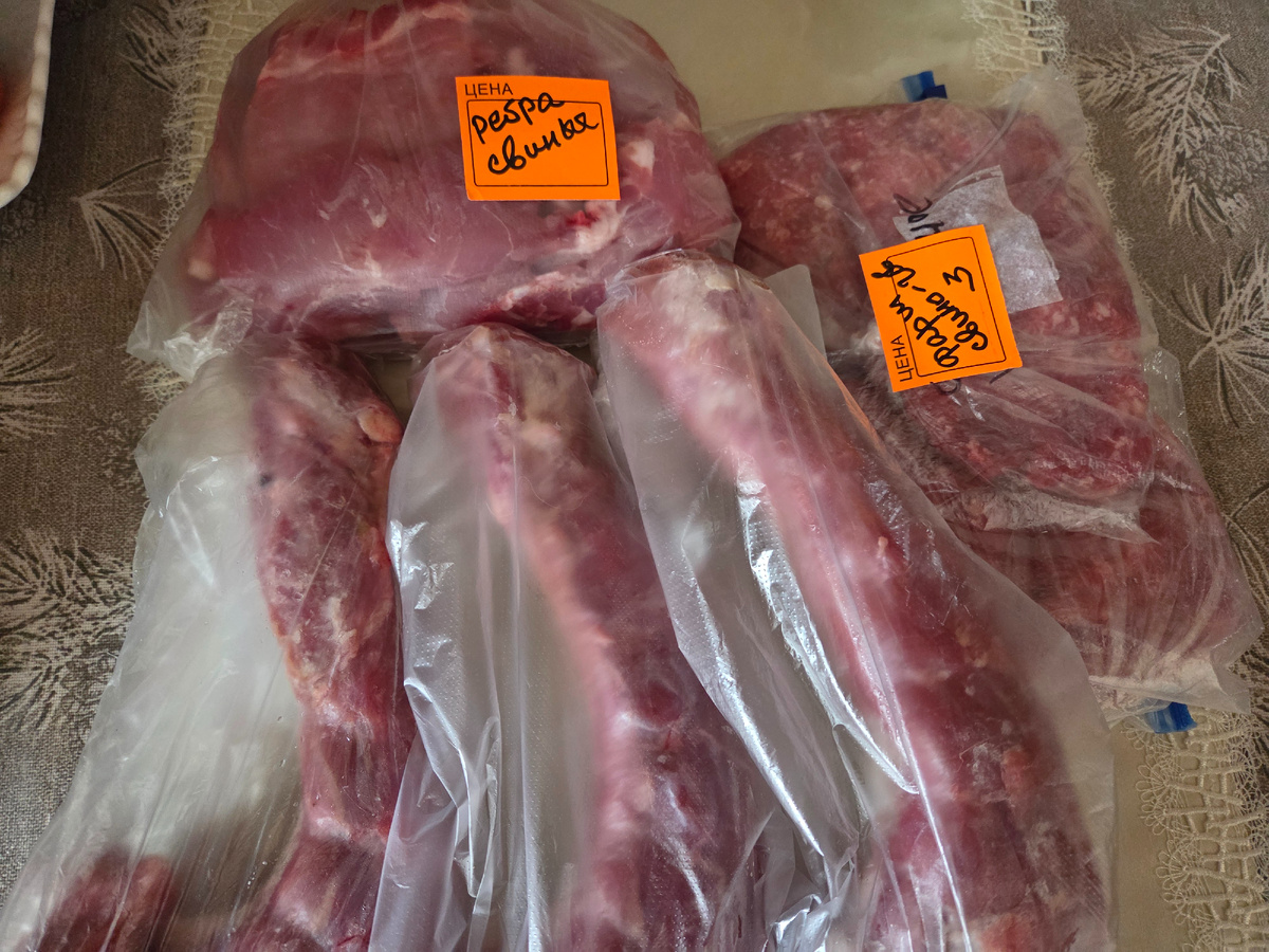 Накануне папа ходил в мясной магазин. Привезли свежие шеи индейки, 3 штуки, две пластины свиных рёбер (одну уже потушила) и свино-говяжий фарш, 1 кг. Разделила на три части разного объёма, заморозила. 