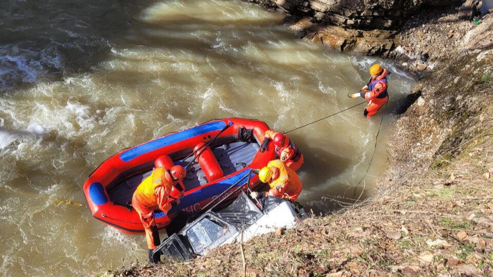     Автомобиль съехал в реку Сахрай в Адыгее, погибли два человека MAX/МЧС Республики Адыгея
