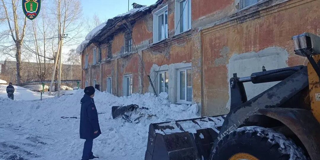 Снег повредил крышу в ещё одном доме в Кузбассе
