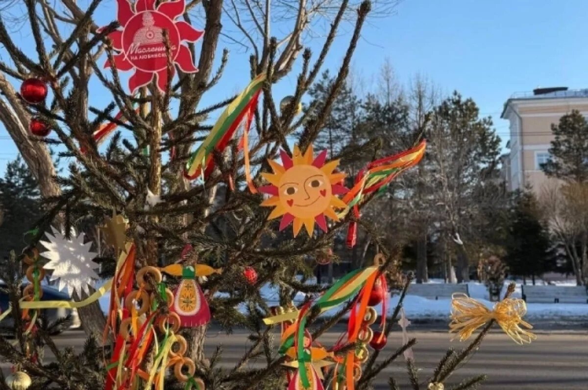    «Зимний Любинский» в Омске начали украшать сушками и лентами к Масленице