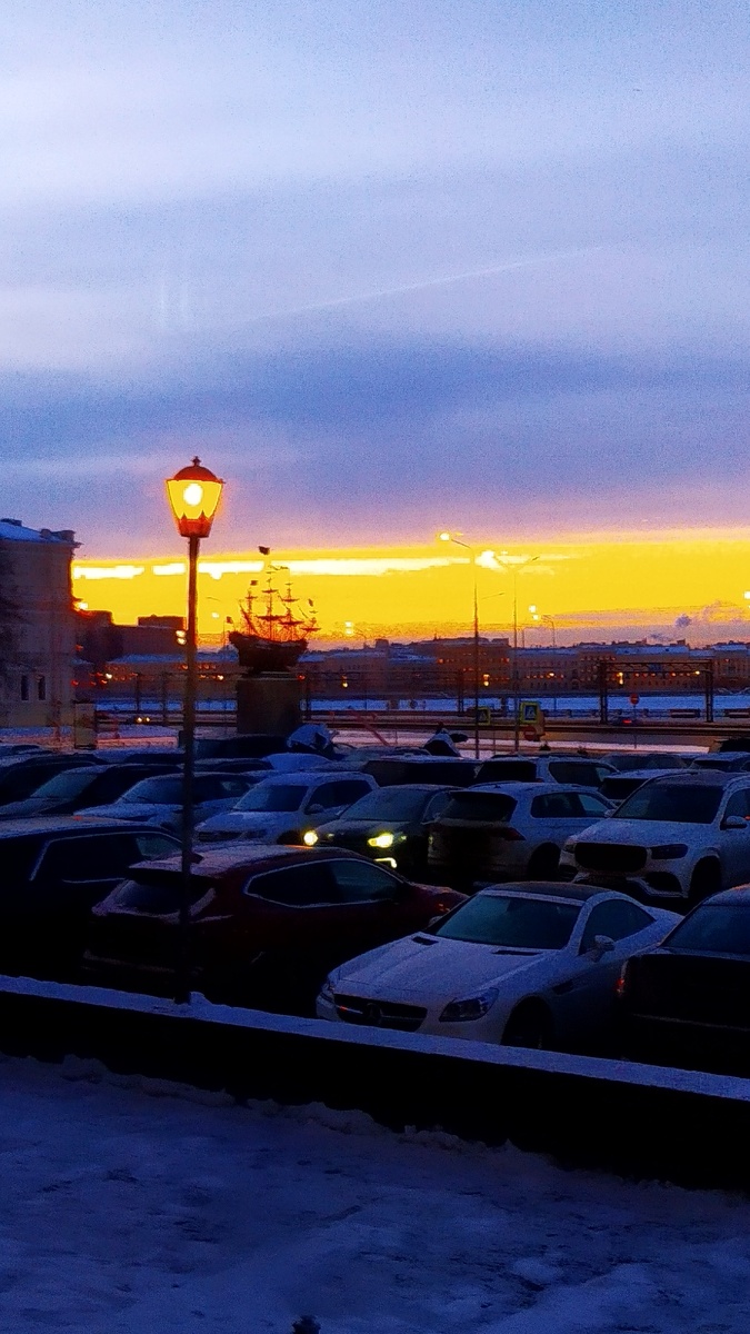 Около входа в гостиницу