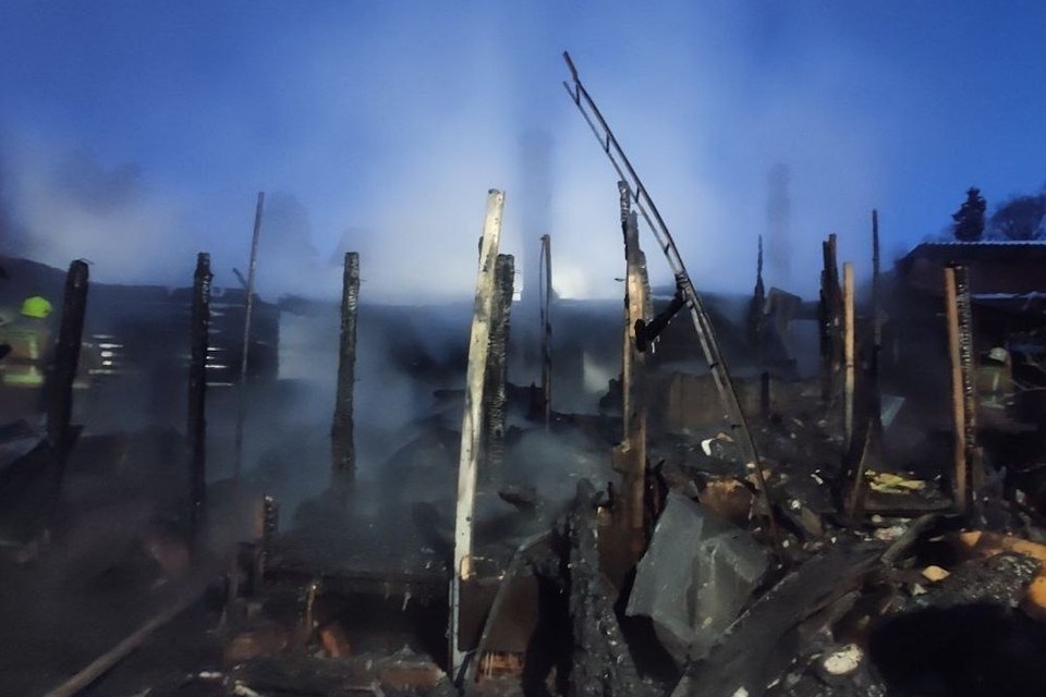    Одноэтажный дом полностью сгорел. Фото: пресс-служба ГУ МЧС по Санкт-Петербургу