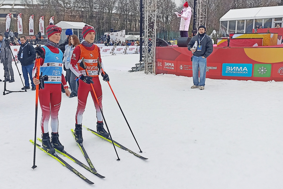    Беговые звезды - Луиза Лега и Владимир Никитин - приняли участие в "Гонке Легкова". / Фото: Мария Павлова/РГ