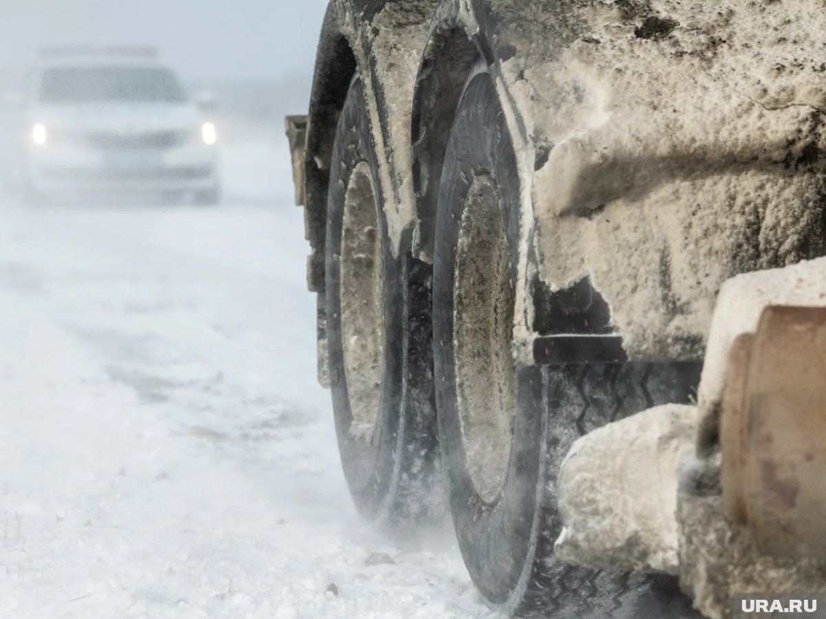     Участок трассы закрыли для грузовиков и автобусов