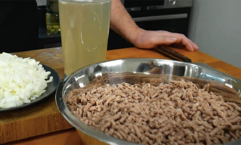 Блины с мясом для ужина и заморозки: секрет сочной начинки и тонкого теста без хлопот