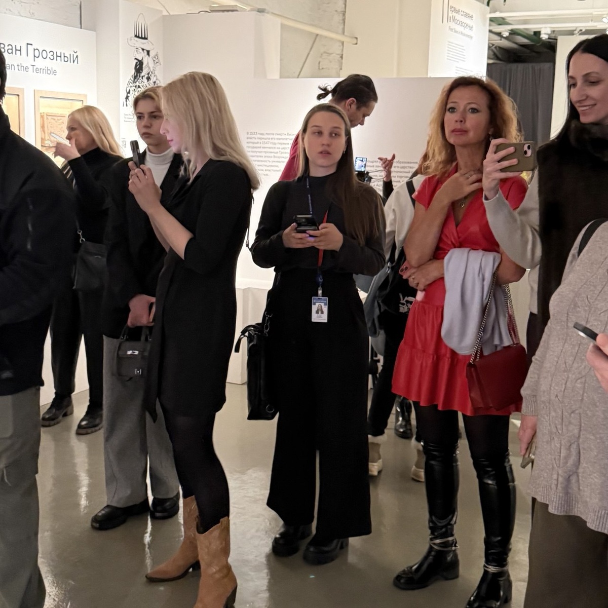 На экскурсии в Музее Москвы по экспозиции о Смутном времени. В красном - Елена Захарова. Она играет роль Марины Мнишек