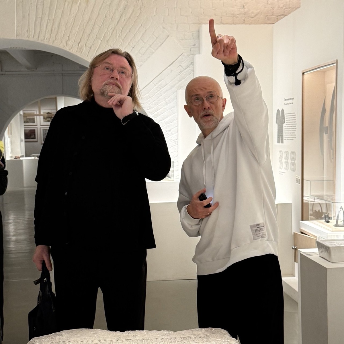 На фото: режиссер Эдуард Бояков и Валентин Клементьев рассматривают карту Москвы периода Смутного времени