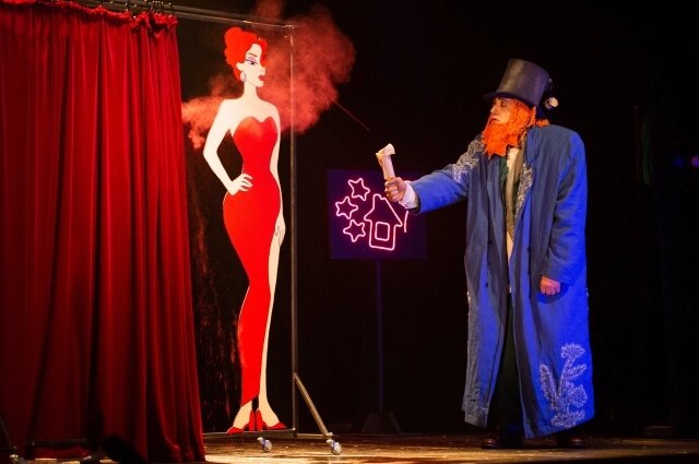    Мисс Прелесть и г-н Бяк. Фото: Омский ТЮЗ/ Мария Верес