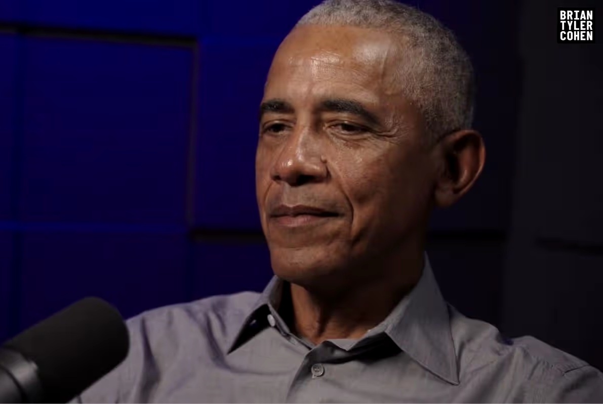 По словам Барака Обамы, инопланетяне существуют, но мы их пока не поймали, «если только это не масштабный заговор» (Фото: @Brian Tyler Cohen/Барак Обама/YouTube)