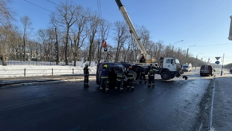    Работа спасателей после ДТП у Летнего сада. Автор фото: t.me/mchspetersburg