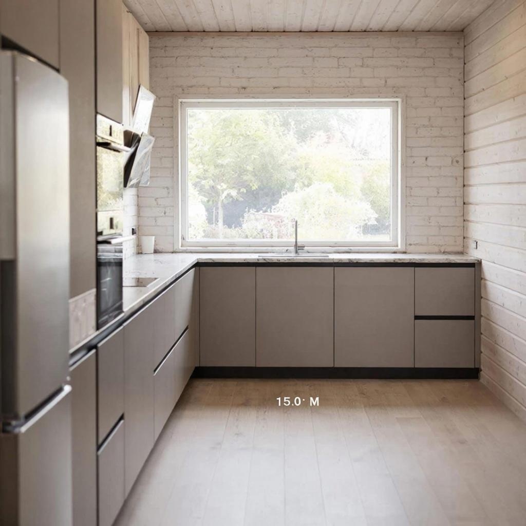 Вид прямой кухни в загородном доме.