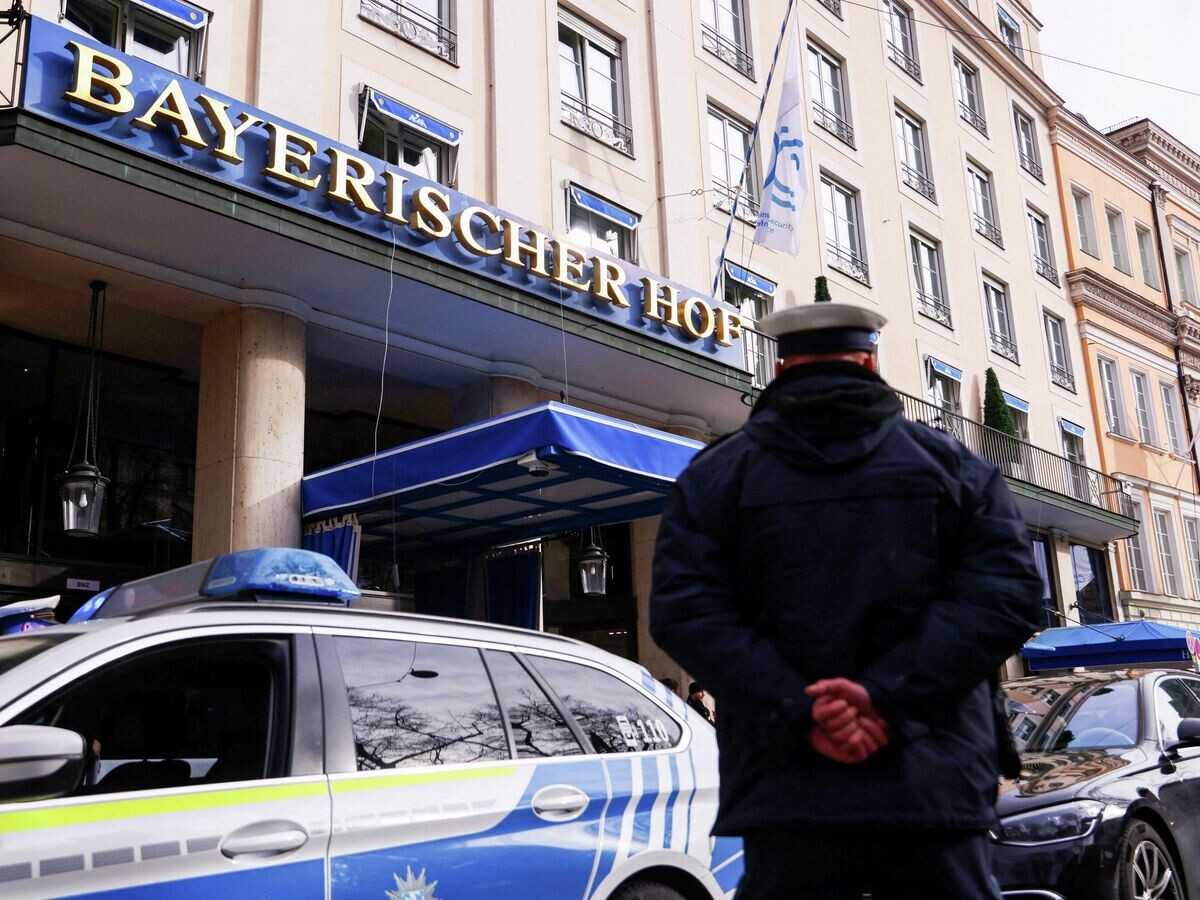    Полиция возле отеля Bayerischer Hof, где проходит ежегодная Мюнхенская конференция по безопасности | © REUTERS / Thilo Schmuelgen
