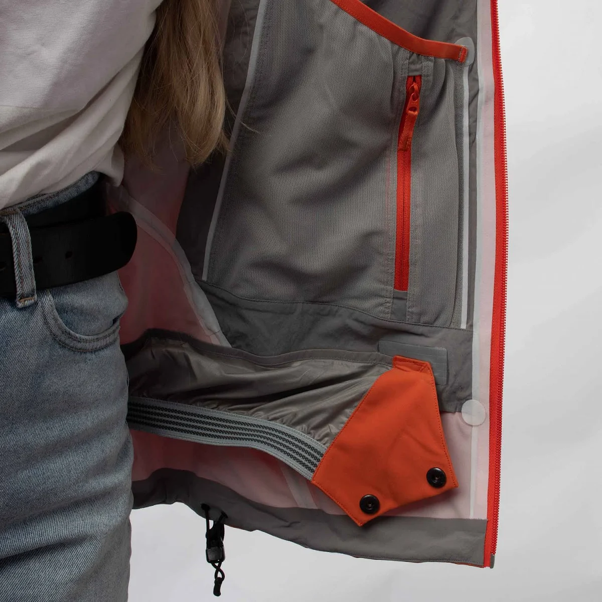 Верхний слой должен быть из хорошей мембраны, без теплой подкладки и с вентляцией.