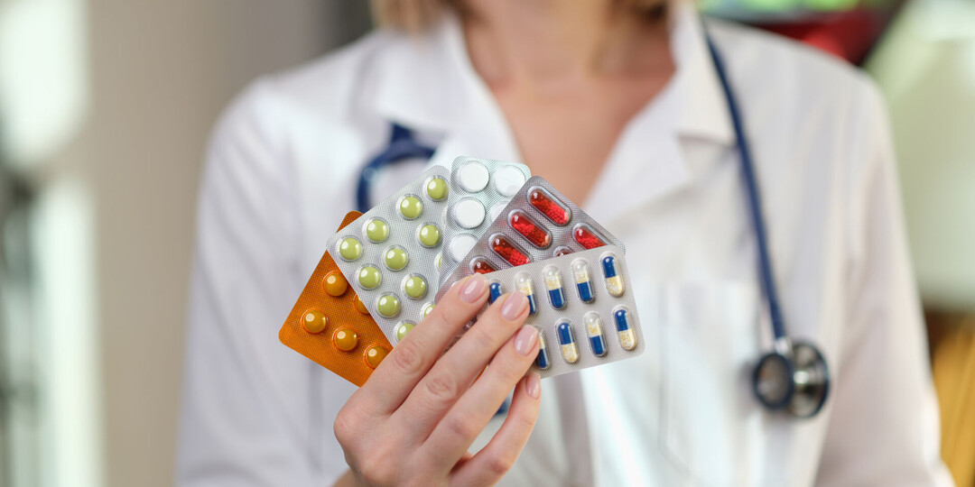 Как правильно принимать несколько лекарств одновременно (полифармация)