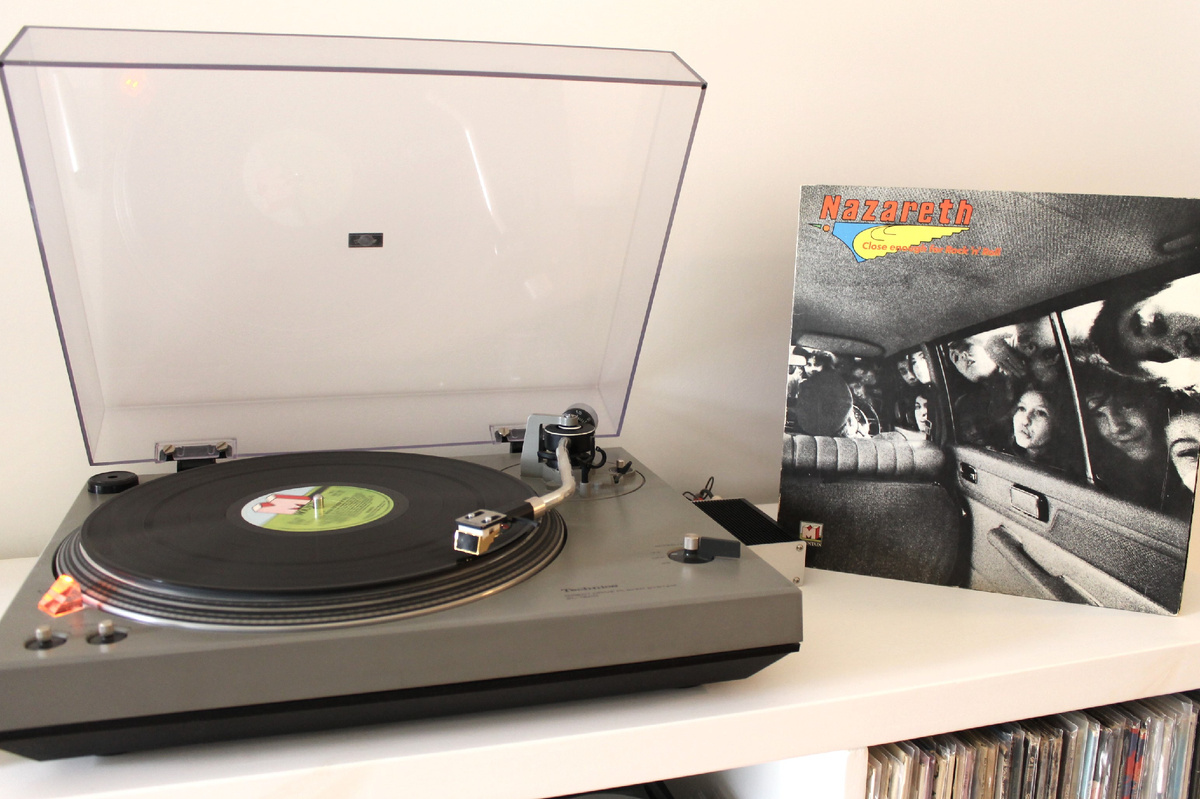 Обложка пластинки Close Enough... группы Nazareth является неотъемлемой частью прослушивания!