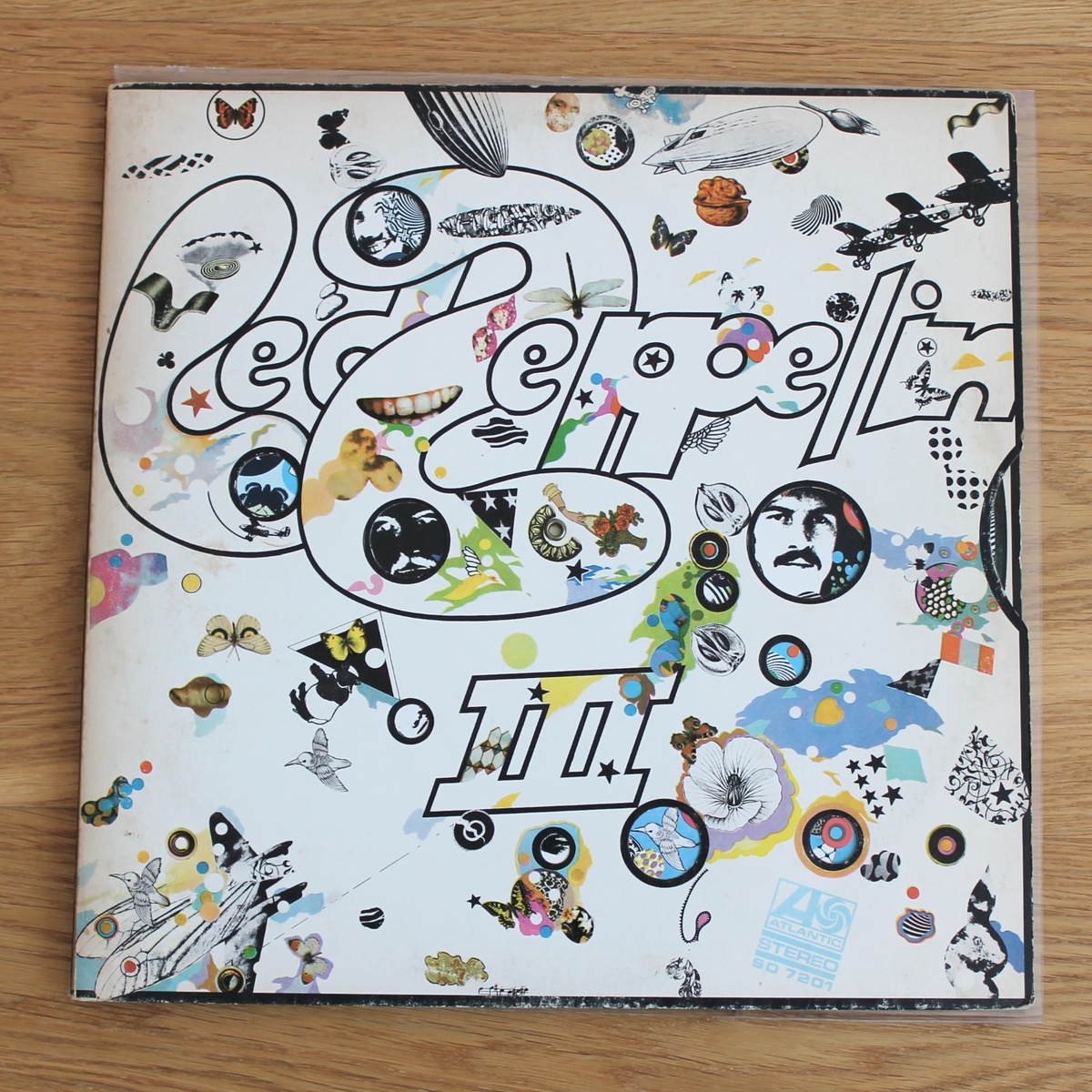 Обложка альбома Led Zeppelin III с фото Джона Бонэма. Крутим колесо!!! 👉