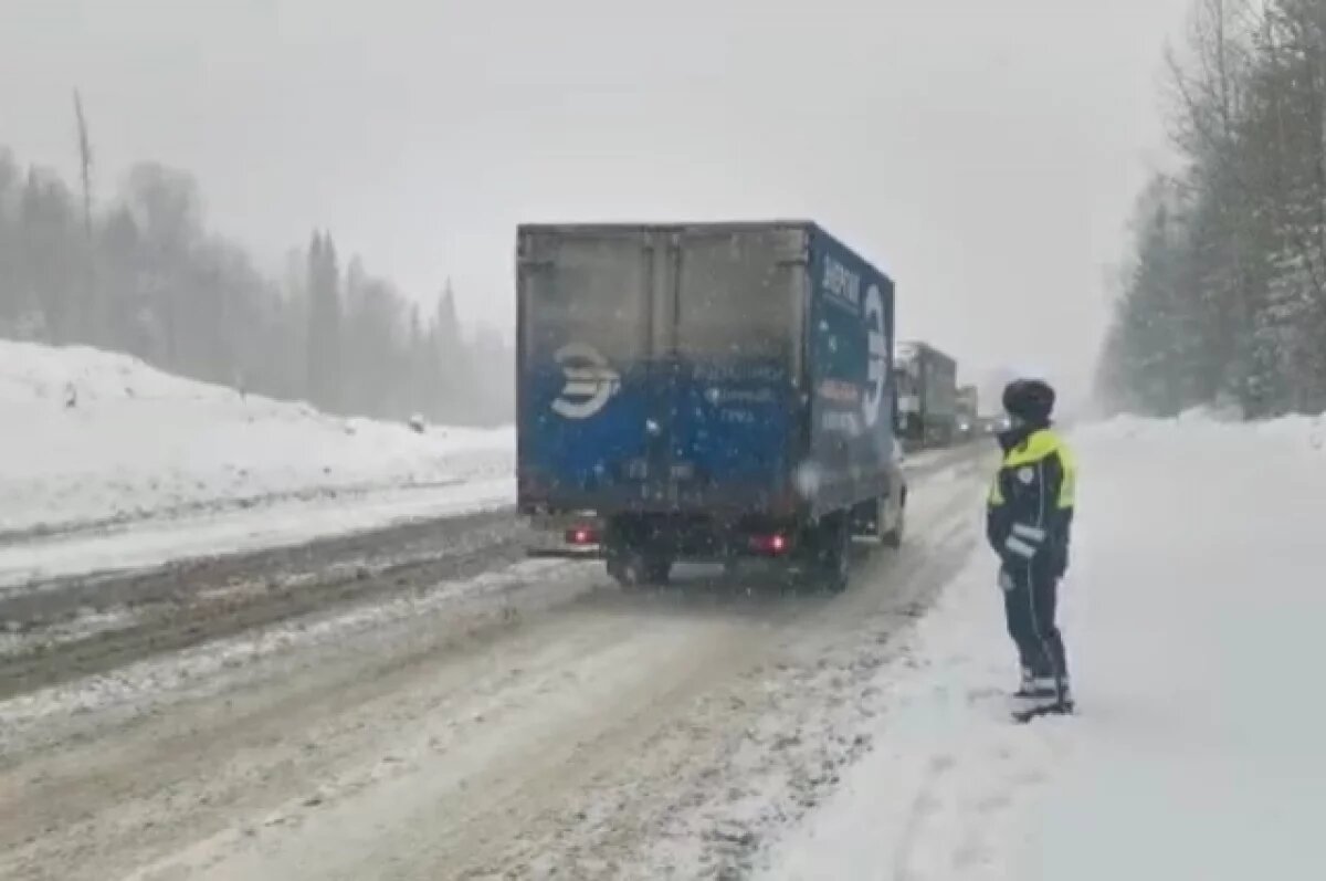    Участок трассы М-5 на Южном Урале закрыли для большегрузов и автобусов