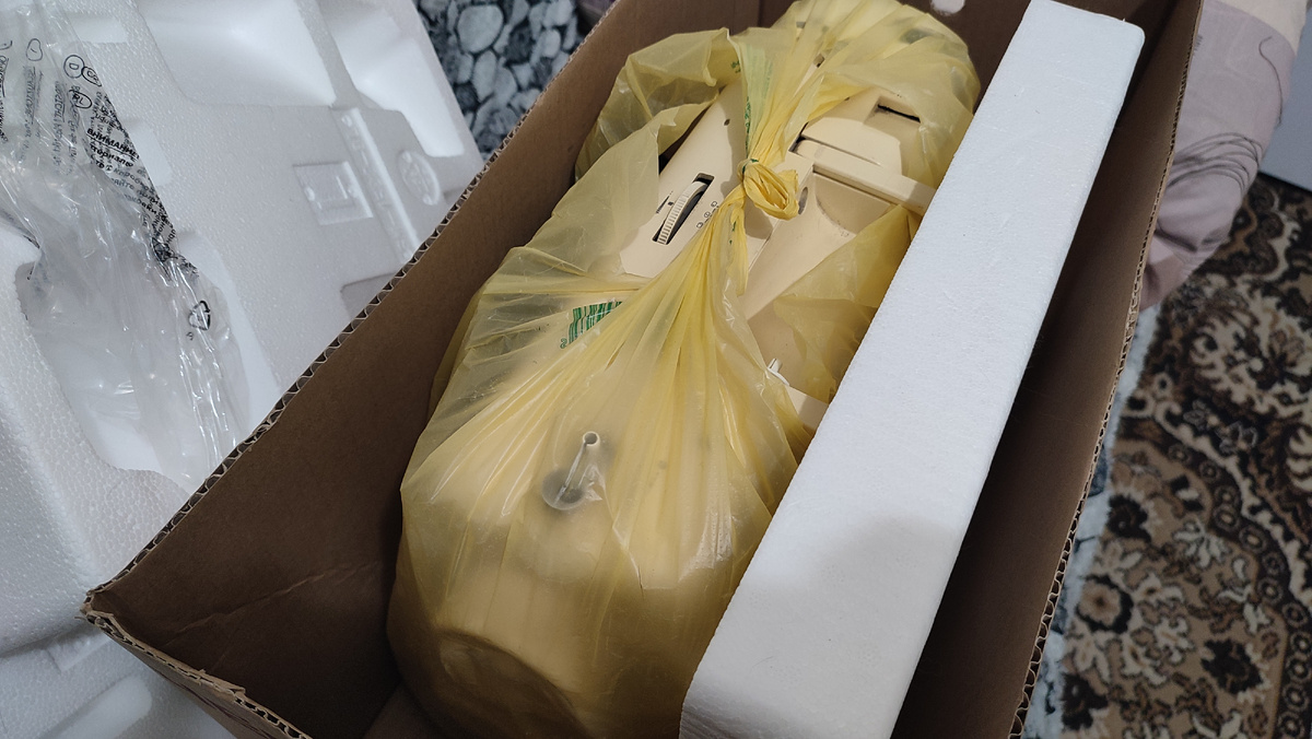 Моя Brother. Она была куплена ещё до 2001 года. Корпус стал жёлтым, но до моего отъезда в Перу она работала. Надеюсь, что за 8 лет пока я на ней не работала пластмасса и детали не рассыпались))) Эта малышка в своё время кормила меня