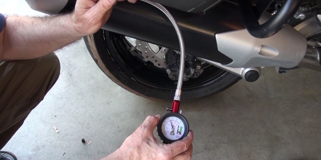 «Никогда не качаю шины ровно до 2 атмосфер и вам не советую»: Рассказываю, почему 2 атмосферы могут привести к дорогому ремонту