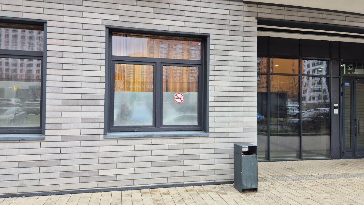 Обратите внимание что именно собственник квартиры наклеил на стекло. Видимо достали в край.