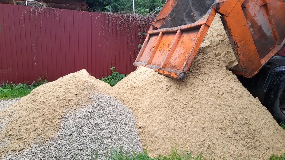 Нам привезли песок с щебнем.