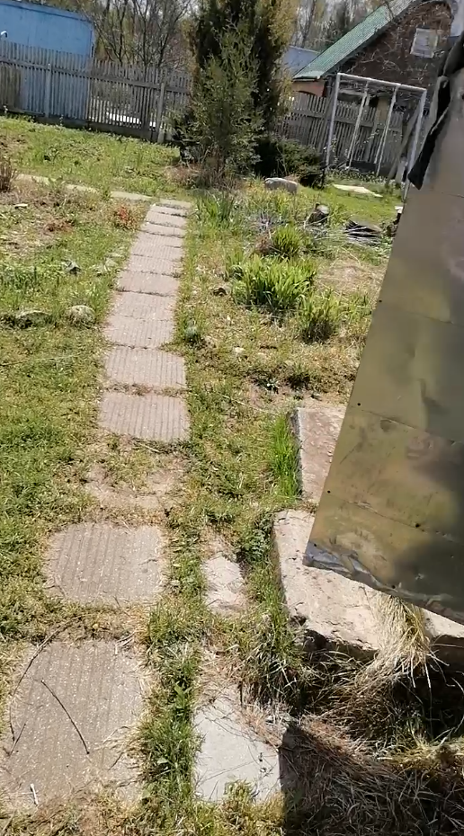 Дорожка к бане и уличному туалету.