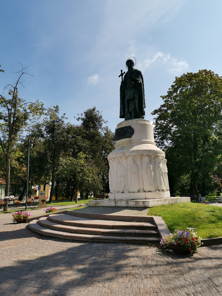 Святая равноапостольная княгиня Ольга (в крещении Елена) и юный князь Владимир