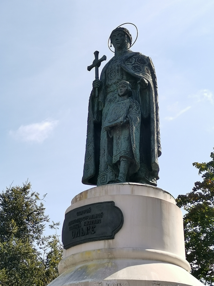 Святая равноапостольная княгиня Ольга (в крещении Елена) и юный князь Владимир