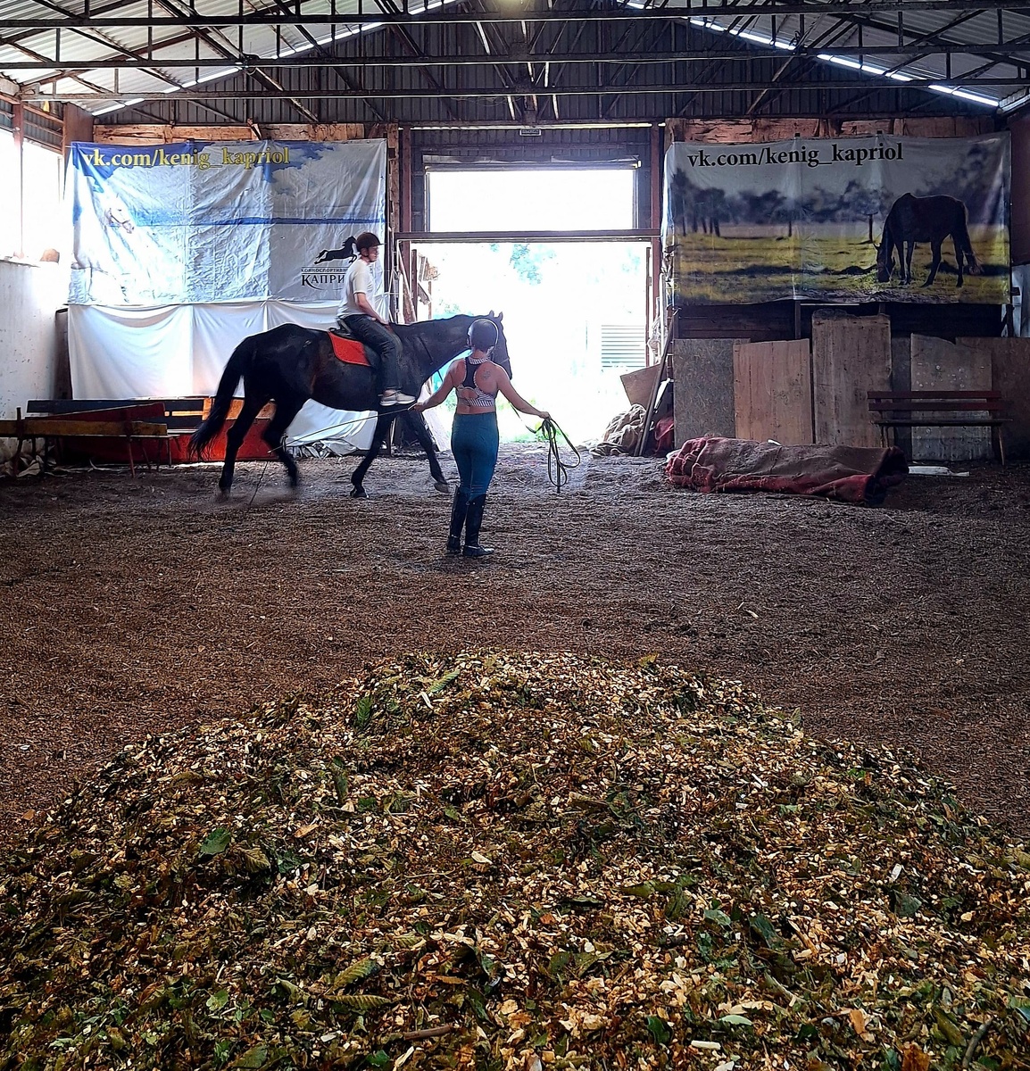 Занятие в ангаре, даже без солнечных лучей очень жарко