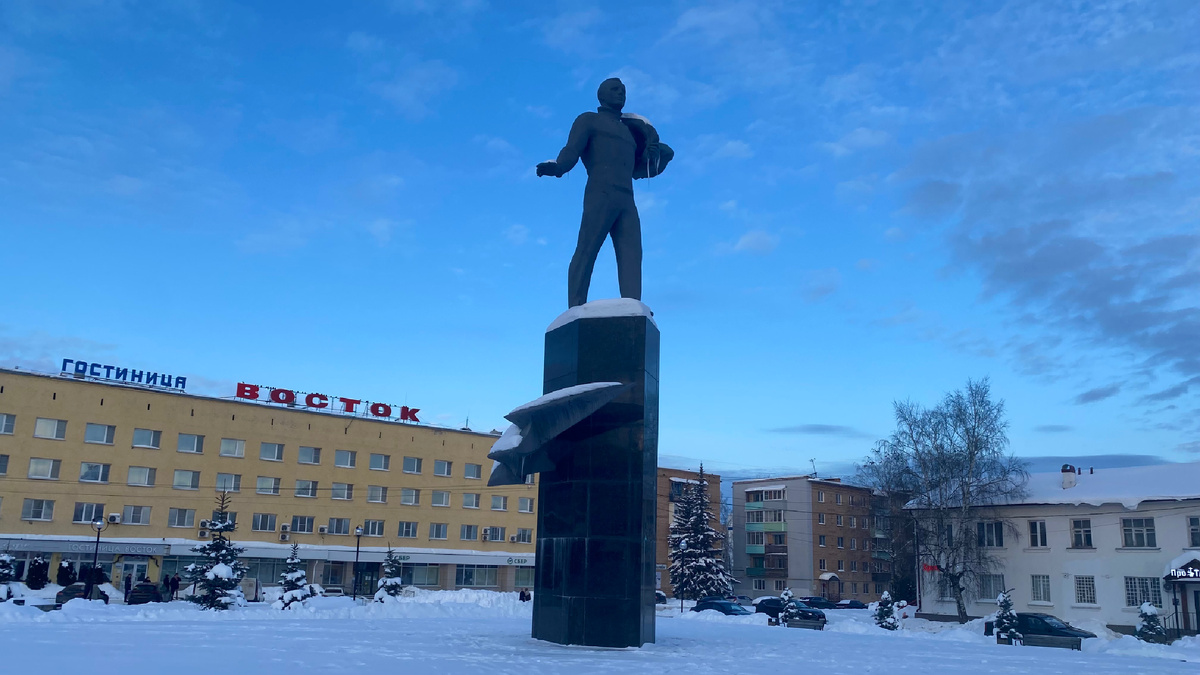 Памятник Гагарину в центре города