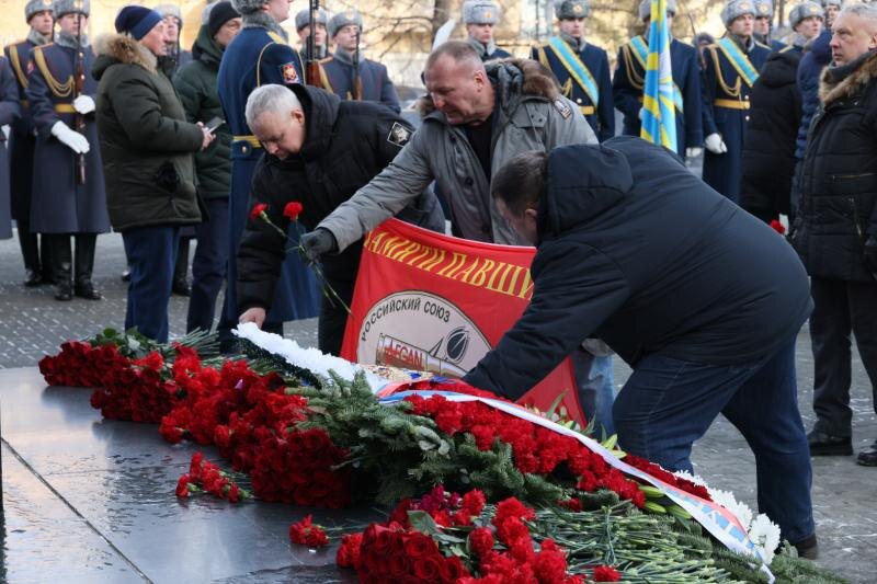 Челябинцы возложили цветы в память о воинах-интернационалистах