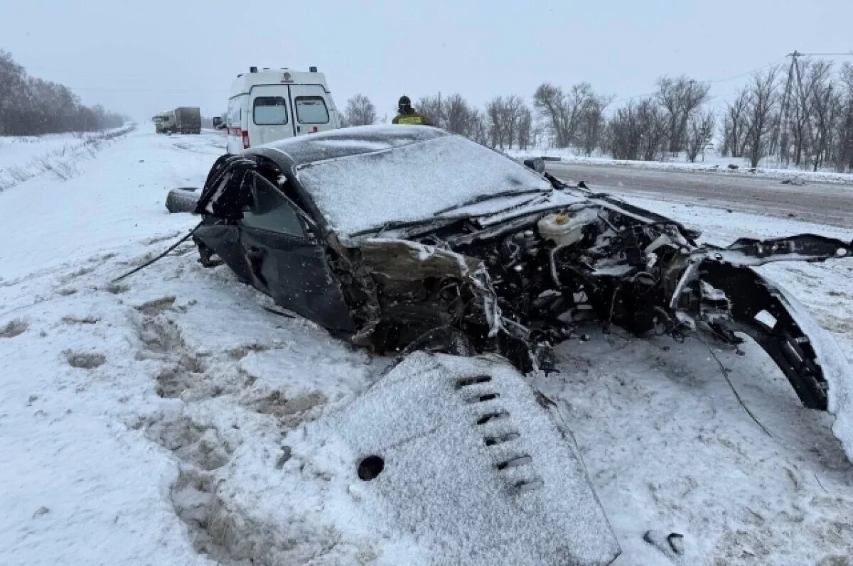    Появились жуткие фото с места столкновения двух легковушек с КАМАЗом