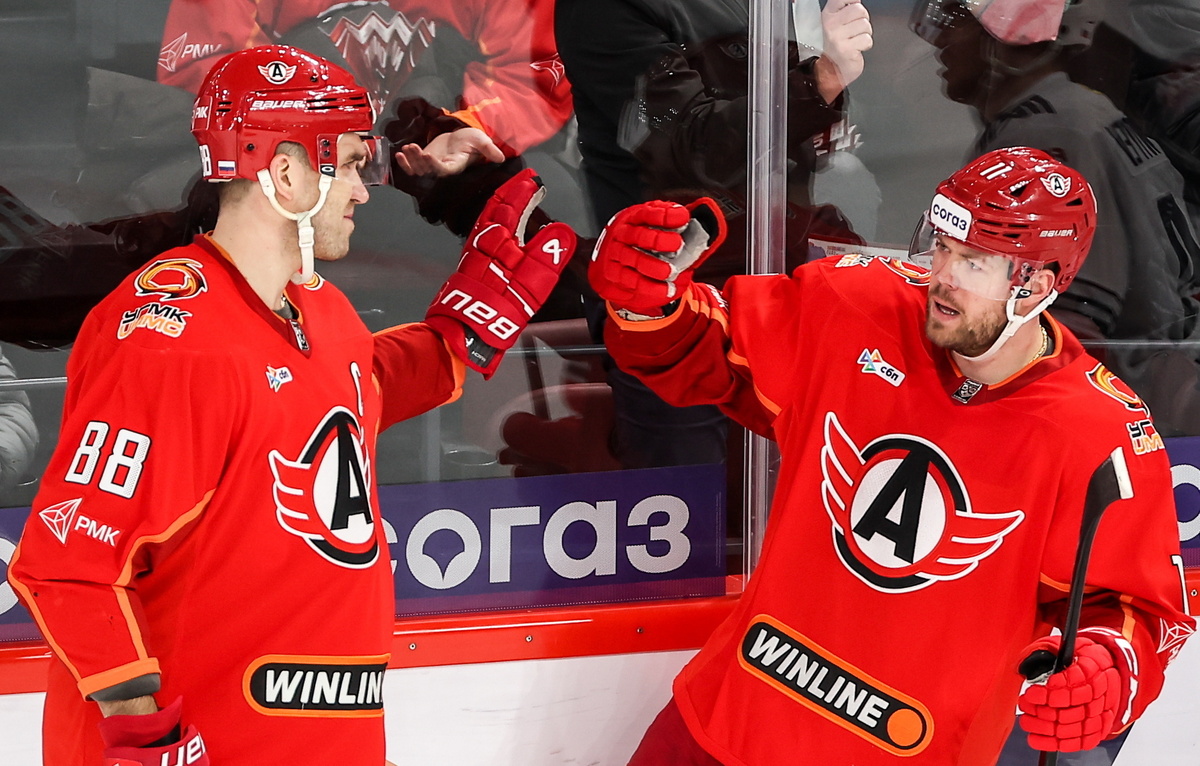    Защитник "Автомобилиста" Никита Трямкин и форвард "Автомобилиста" Даниэль Спронг  Донат Сорокин/ТАСС