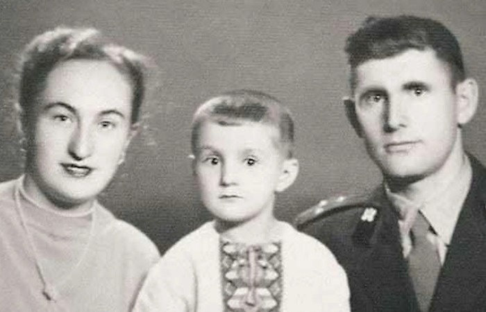 Леонид Ярмольник в детстве с родителями.