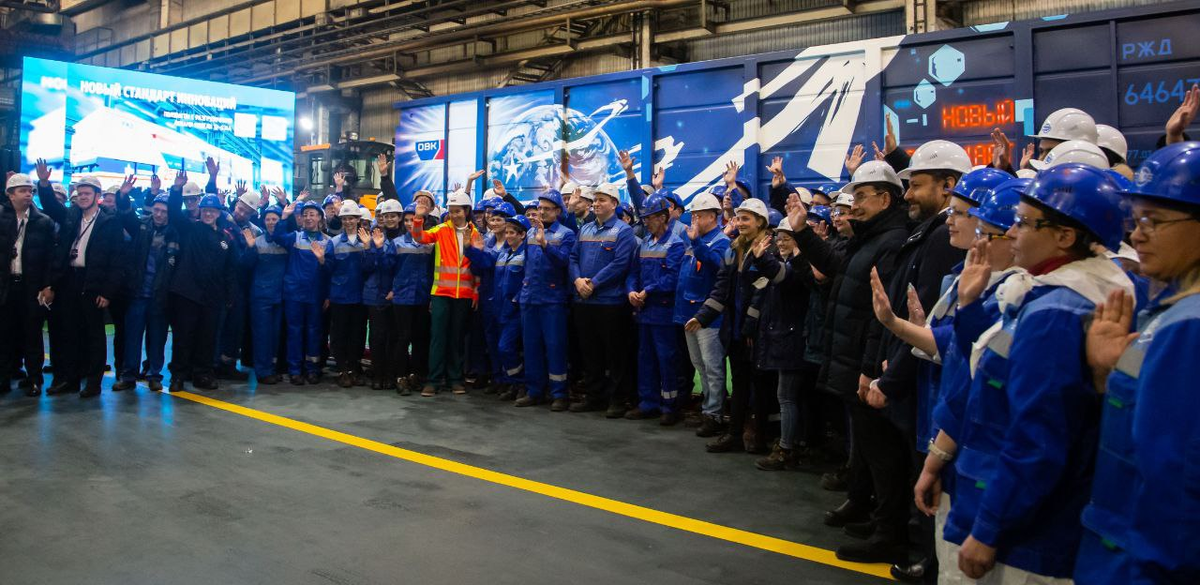 Церемония запуска серийного выпуска полувагонов 12-6744 на ТВСЗ. Источник: ОВК