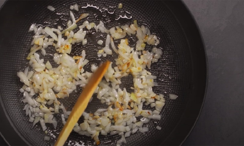 Легендарные французские блинчики: сыр, ветчина и нежный бешамель в новом формате