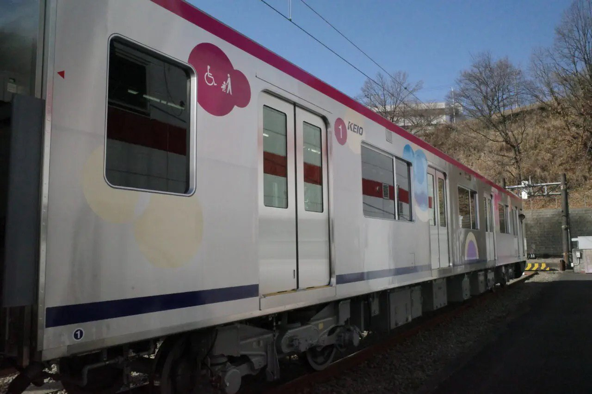 Электропоезд серии 2000 от J-TREC в Большом Токио. Источник: tama-inagi.goguynet