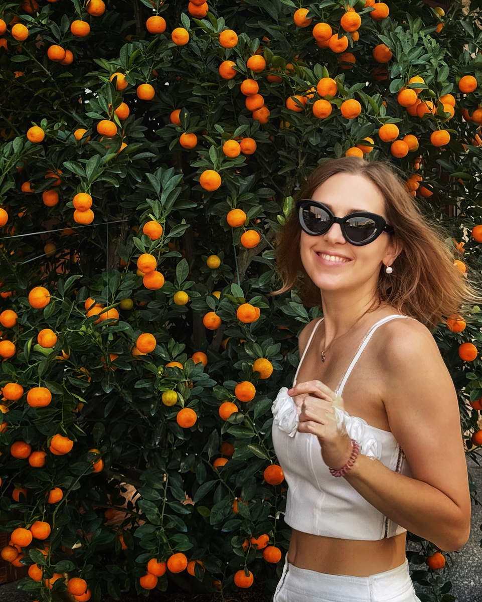 Я на фоне мандаринового дерева - местной новогодней ёлки! Есть даже целые базары с мандариновыми деревьями, как у нас еловые и хвойные. Обожаю наблюдать, как местные перевозят дерево на байке 💔