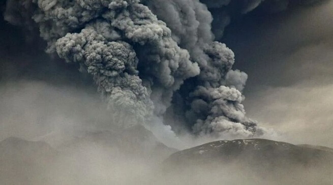 Вулкан Шивелуч выбросил гигантский столб пепла
