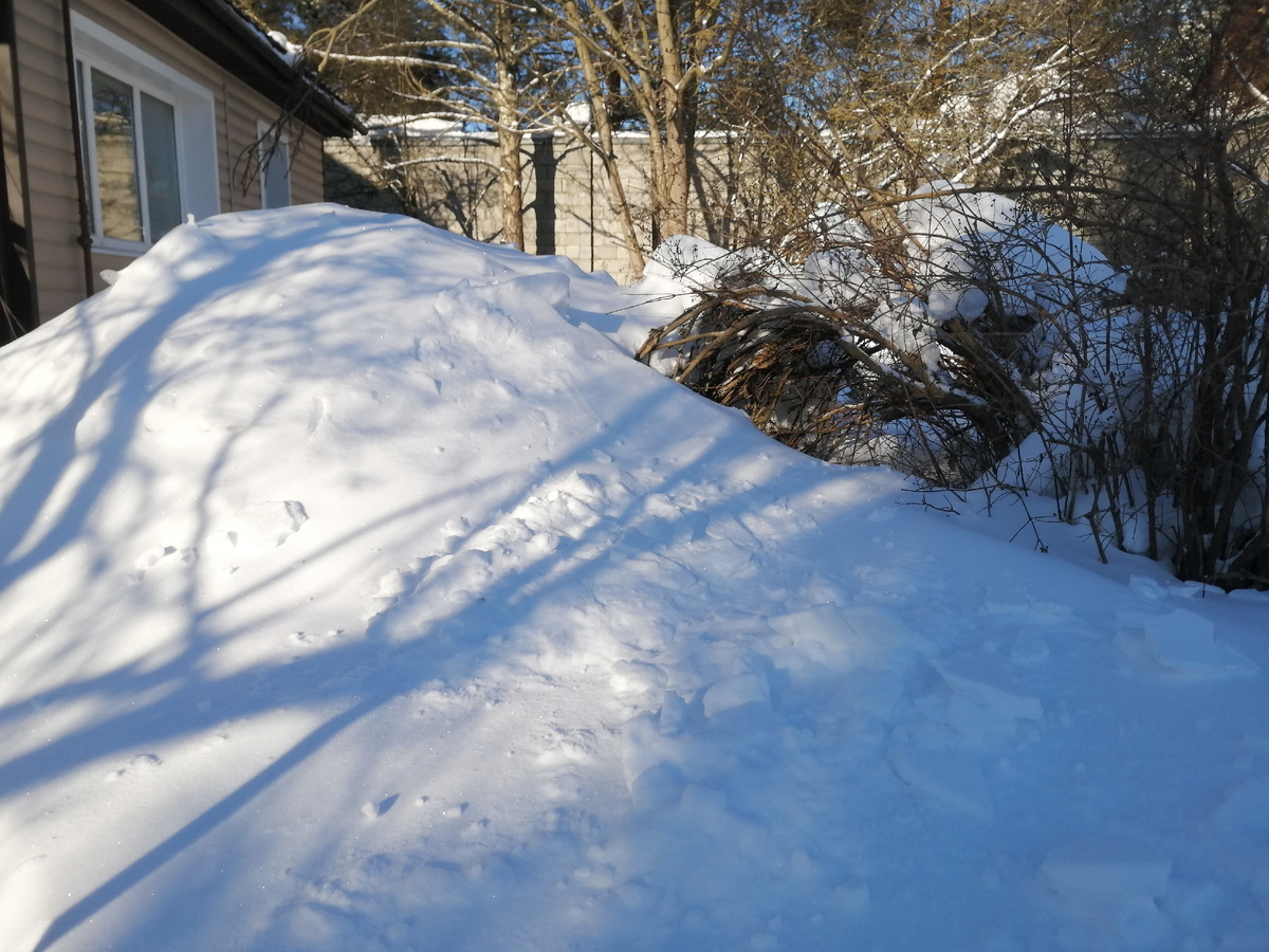 Гора снега, упавшего с крыши