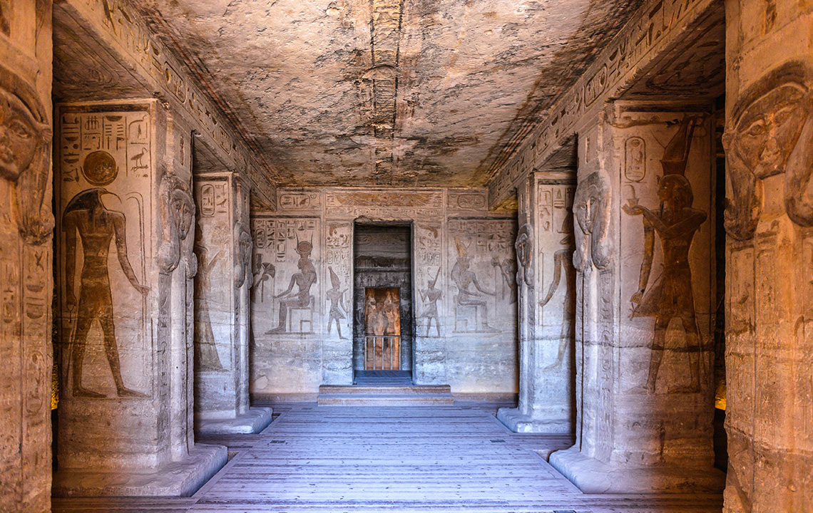 событие, посвящённое египетскому фараону Рамзесу II; но вообще за это чудесное явление нужно поблагодарить древних архитекторов!